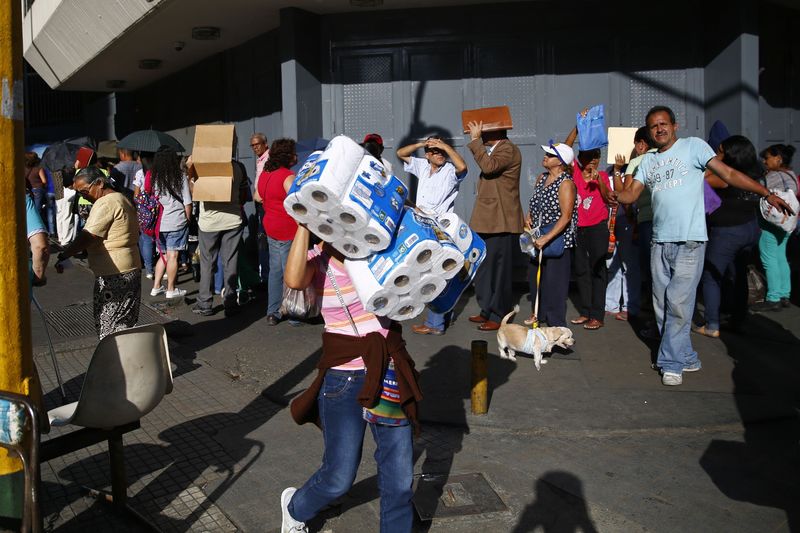 © Reuters. População faz fila em supermercado para comprar papel higiênico em Caracas