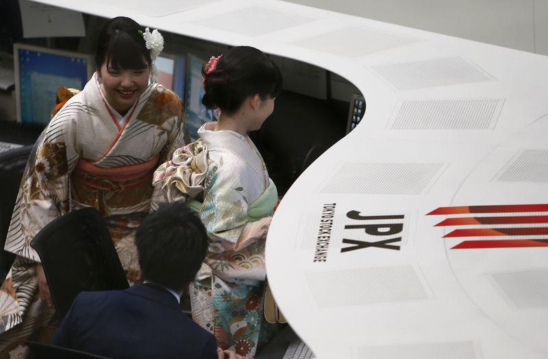 © Reuters. Employee of Tokyo Stock Exchange, dressed in ceremonial kimono, greets her colleagues at the bourse after the New Year opening ceremony at the Tokyo Stock Exchange, held to wish for the success of Japan's stock market, in Tokyo