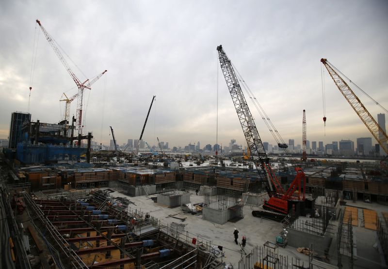 © Reuters. Heavy machineries are seen at a construction site in Tokyo