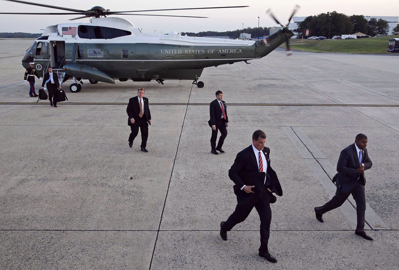 © Reuters. U.S. Secret Service agents step off a Marine helicopter before U.S. President Barack Obama departs Andrews Air Force Base outside Washington