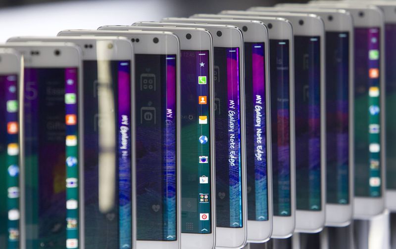 © Reuters. Samsung se acerca a Blackberry para posible compra por $7.500 mln- fuentes