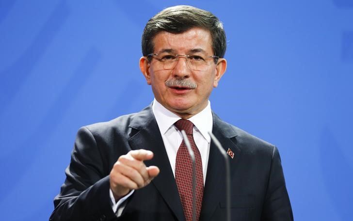© Reuters. Turkish Prime Minister Davutoglu speaks to media after his meeting with German Chancellor Merkel at the Chancellery in Berlin