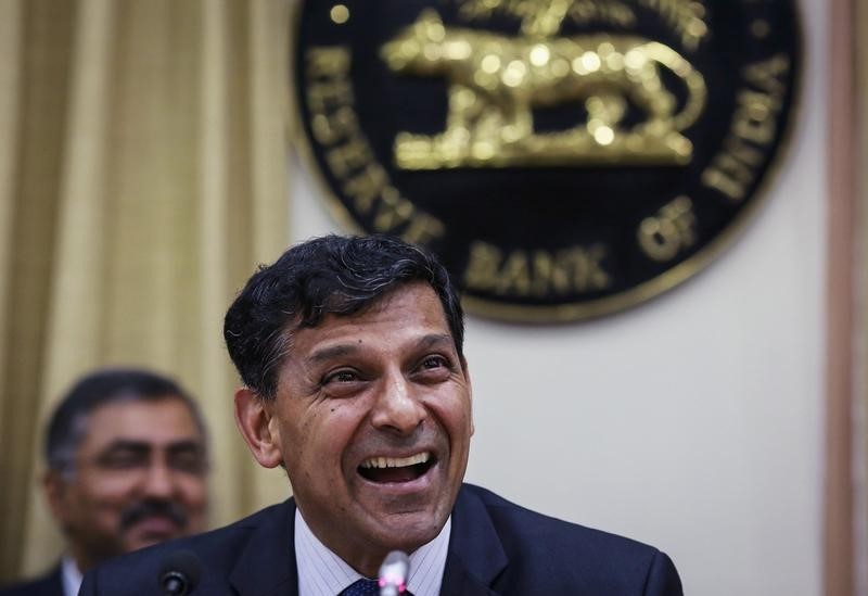 © Reuters. The Reserve Bank of India (RBI) Governor Raghuram Rajan laughs while replying to a question during a news conference after the bi-monthly monetary policy review in Mumbai