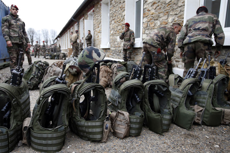 © Reuters. Soldados franceses preparam equipamentos na Base Militar de Satory, nos arredores de Paris