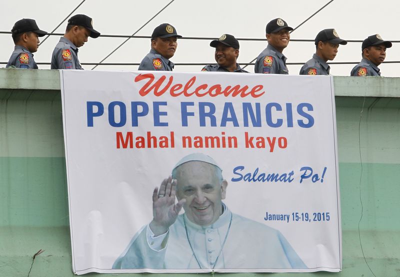 © Reuters. Policiais filipinos, que integram esquema de segurança para visita do papa a Manila