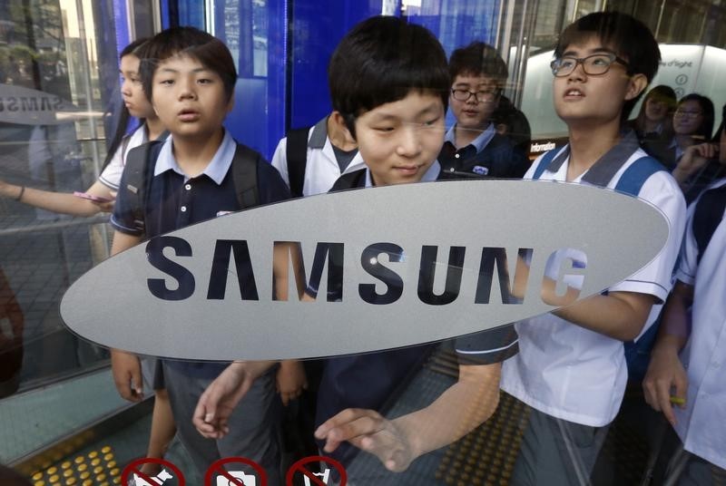 © Reuters. Students walk out of Samsung Electronics' headquarters in Seoul