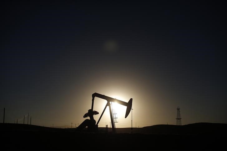 © Reuters. A pump jack is seen at sunrise near Bakersfield