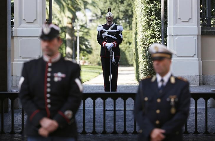 © Reuters. Un corazziere al Quirinale