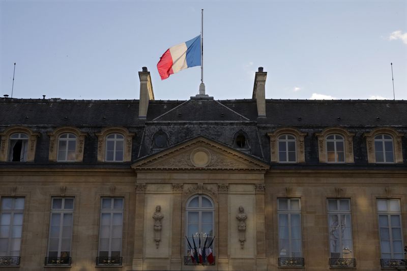 © Reuters. L'Eliseo a Parigi con la bandiera a mezz'asta in segno di lutto per l'attentato a  Charlie Hebdo  