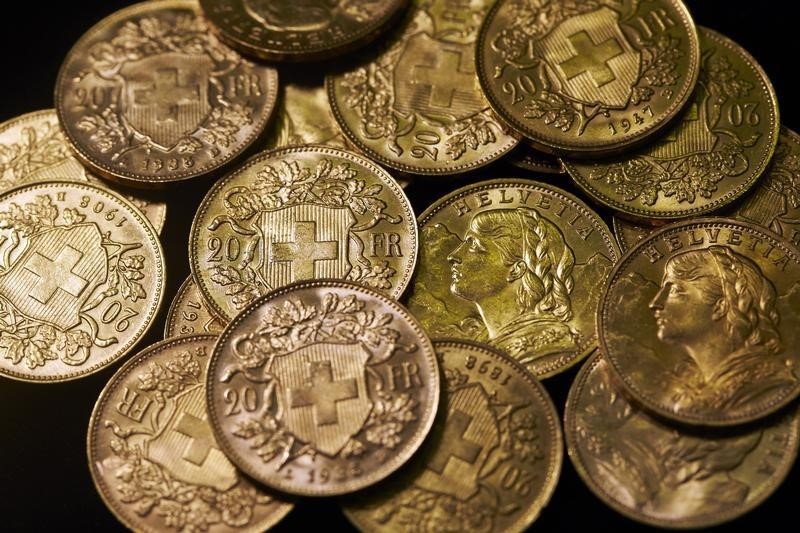 © Reuters. Twenty Swiss francs gold coins, known as Vrenelis, are pictured at Jolliet numismatic shop in Geneva