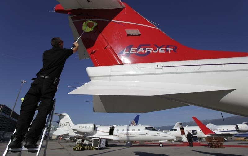 © Reuters. BOMBARDIER SUSPEND LE PROJET LEARJET 85 ET ABAISSE SES PRÉVISIONS