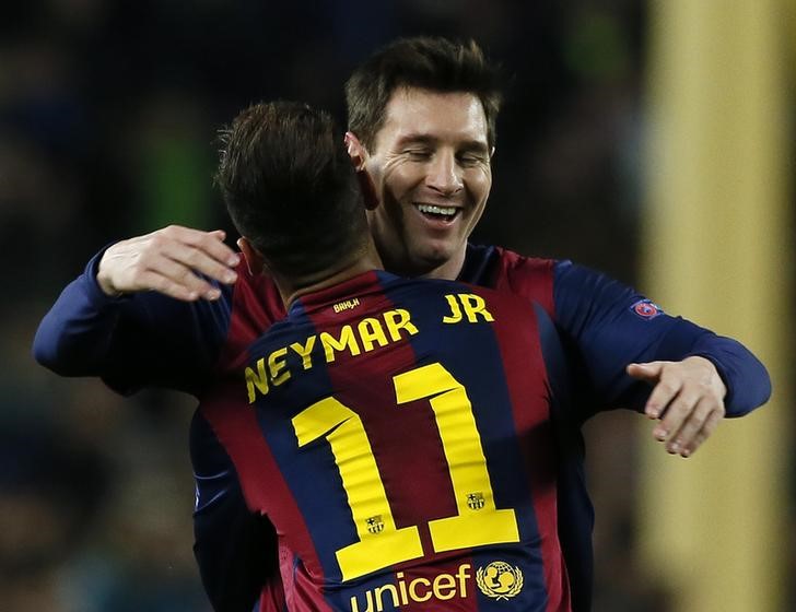 © Reuters. Neymar e Messi comemoram gol do Barcelona contra Paris St Germain em partida da Liga dos Campeões, no Camp Nou