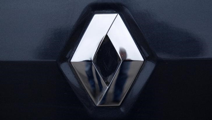 © Reuters. The logo of French car manufacturer Renault is seen on an automobile in Vendenheim