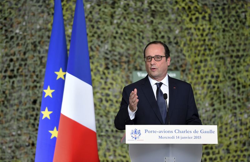 © Reuters. French President Francois Hollande speaks to the troops during his visit aboard the French nuclear aircraft carrier Charles de Gaulle to present his New Year wishes to the French military forces