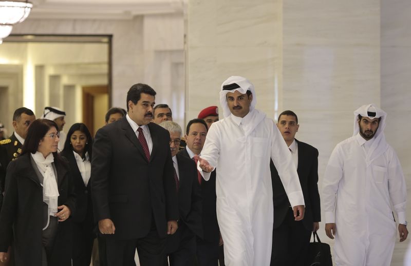 © Reuters. مصادر: قطر قد تمول مشروعات بقطاع الطاقة وغيره في فنزويلا