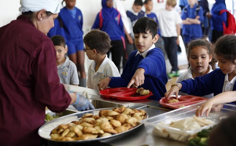 © Reuters. حزب العمال البريطاني المعارض يتعهد بحظر أطعمة الأطفال غير الصحية