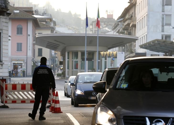 © Reuters. Swiss customs officer checks vehicles at the Swiss-Italian border with Como in Chiasso