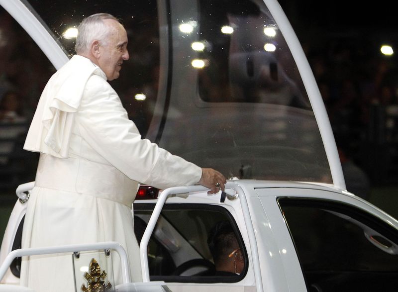 © Reuters. Papa Francisco no papamóvel ao chegar a Manila