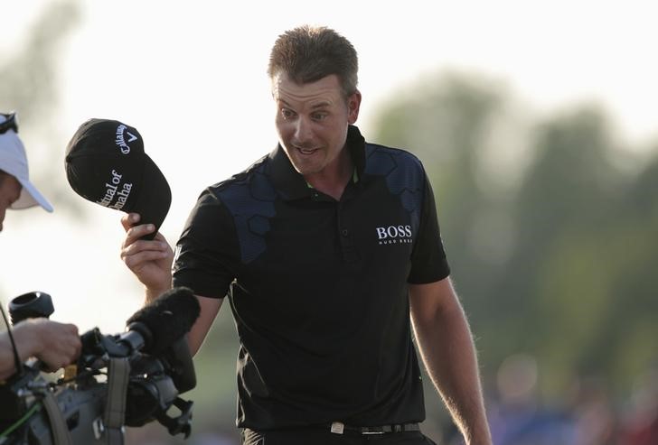 © Reuters. Stenson of Sweden waves at the camera after winning the DP World Tour Championship in Dubai