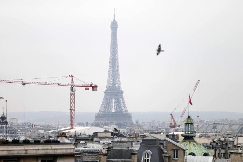 © Reuters. LA CROISSANCE EN FRANCE ATENDUE PAR LES ÉCONOMISTES À 0,8%