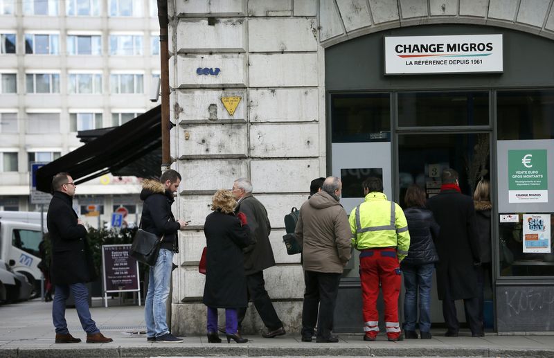 © Reuters. LA BANQUE CENTRALE SUISSE LAISSE LE FRANC MONTER