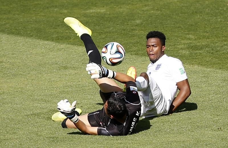 © Reuters. Costa Rica's Navas makes a save near England's Sturridge during their 2014 World Cup Group D soccer match in Belo Horizonte