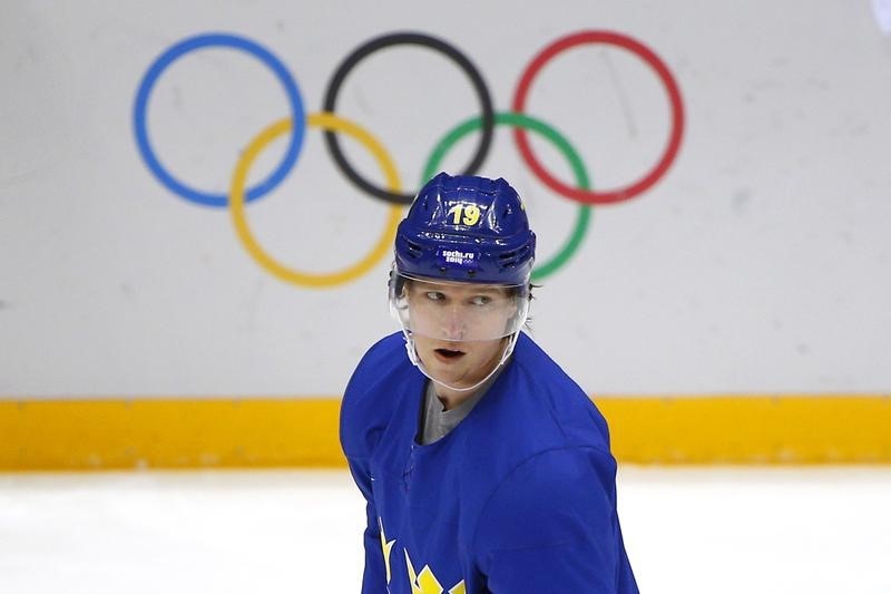 © Reuters. Sweden men's ice hockey player Nicklas Backstrom skates during a team practice at the 2014 Sochi Winter Olympics