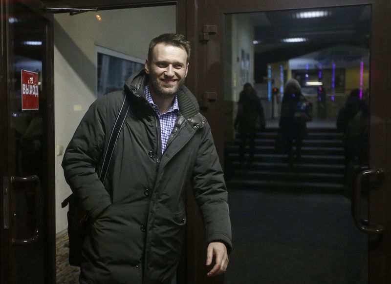 © Reuters. Opposition leader Navalny walks out after he visited a local broadcast radio station in Moscow
