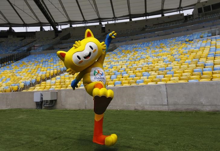 © Reuters. Mascote dos Jogos Olímpicos de 2016 posa no Maracanã