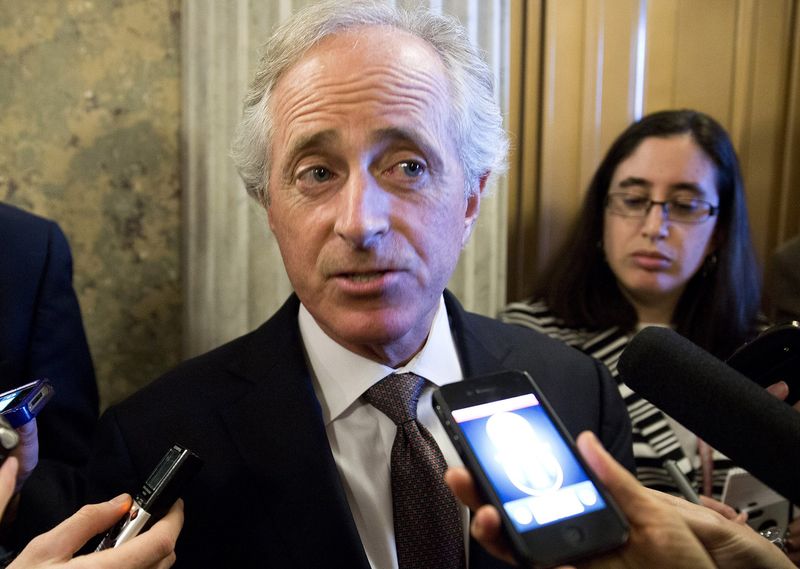 © Reuters. Senator Bob Corker speaks to reporters during the 14th day of the partial government shutdown in Washington