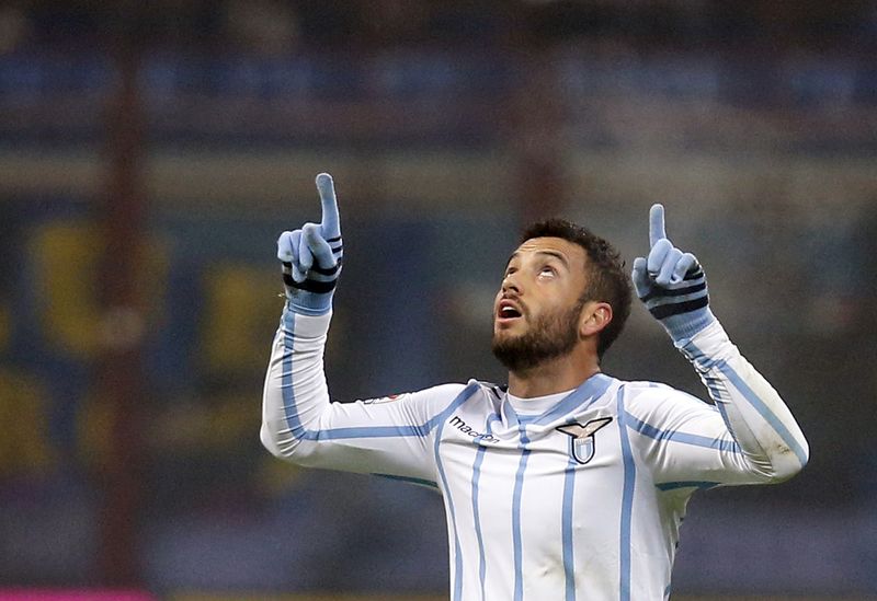 © Reuters. Felipe Anderson, da Lazio, comemora gol contra Inter de Milão