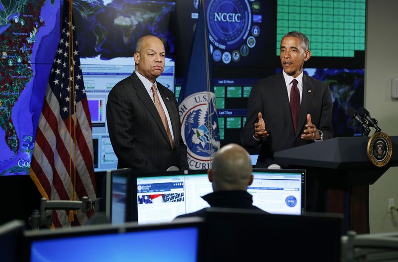 © Reuters. U.S. President Barack Obama talks next to Secretary of Homeland Security Jeh Johnson at the National Cybersecurity and Communications Integration Center in Arlington, Virginia