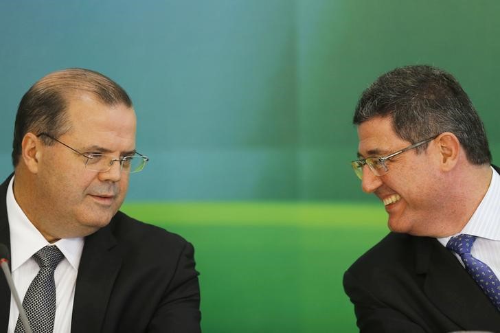 © Reuters. Presidente do Banco Central, Alexandre Tombini (E), e ministro da Fazenda, Joaquim Levy (D). 27/11/2014