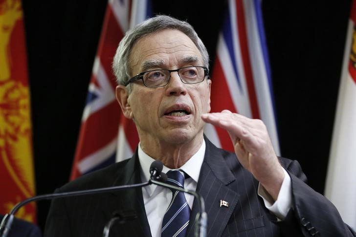 © Reuters. Canada's Finance Minister Joe Oliver speaks to journalists before the start of a meeting with his provincial and territorial counterparts in Ottawa