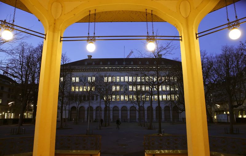 © Reuters. A general view shows the building of the Swiss National Bank in Zurich