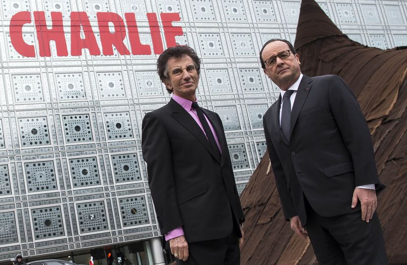 © Reuters. Presidente francês, François Hollande, e presidente do Instituto do Mundo Árabe, Jack Lang, em frente ao prédio do instituto em Paris