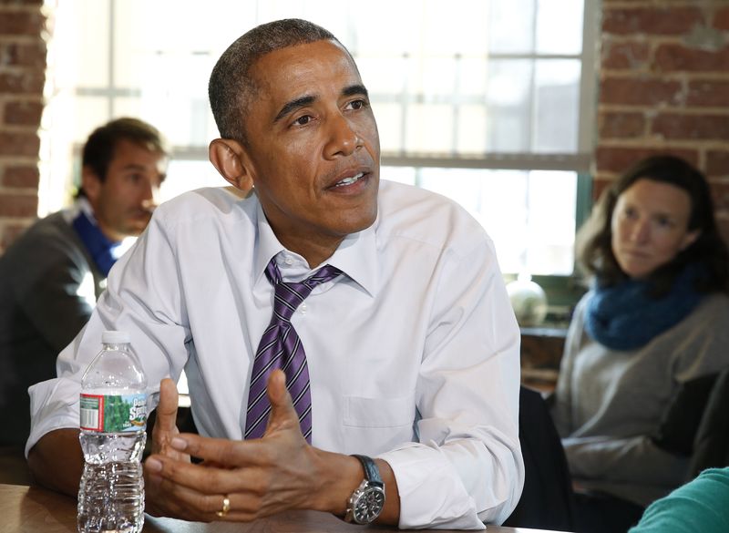 © Reuters. U.S. President Barack Obama speaks about his legislation proposal to offer paid sick leave for Americans while at Charmington's Cafe in Baltimore