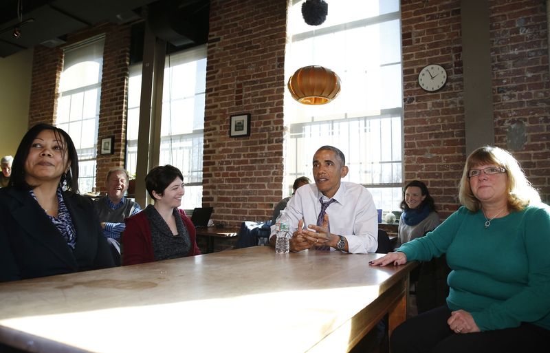 © Reuters. U.S. President Barack Obama speaks about his legislation proposal to offer paid sick leave for Americans while at Charmington's Cafe in Baltimore