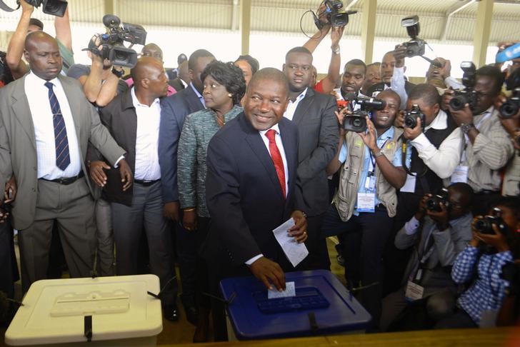 © Reuters. Filipe Nyusi vota nas eleições presidenciais em Maputo