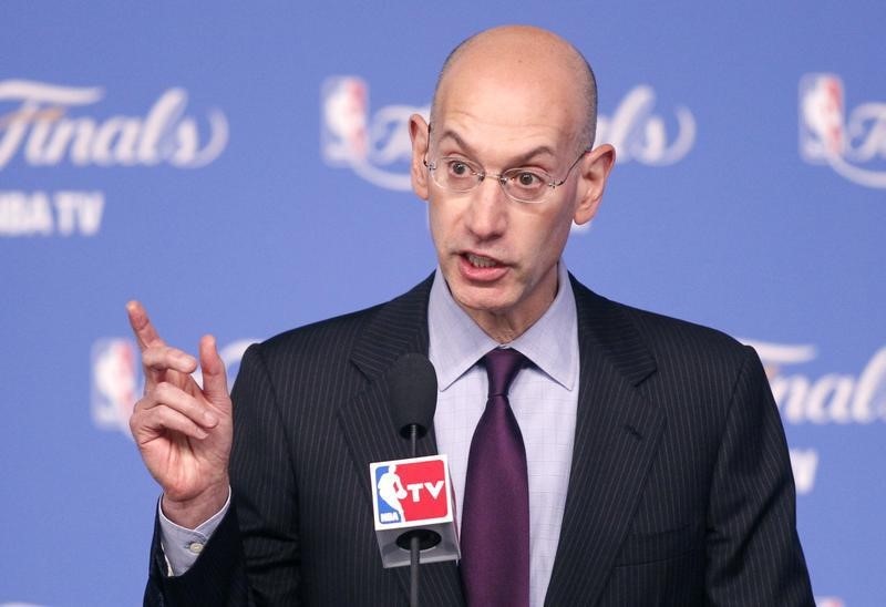 © Reuters. NBA Commissioner Adam Silver speaks at a press conference before Game 2 of the NBA Finals basketball series in San Antonio