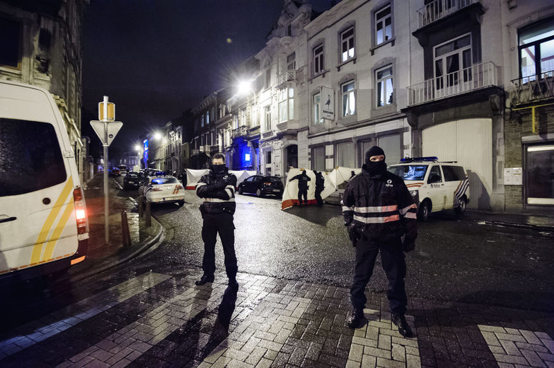 © Reuters. Policiais belgas bloqueiam rua no centro de Verviers