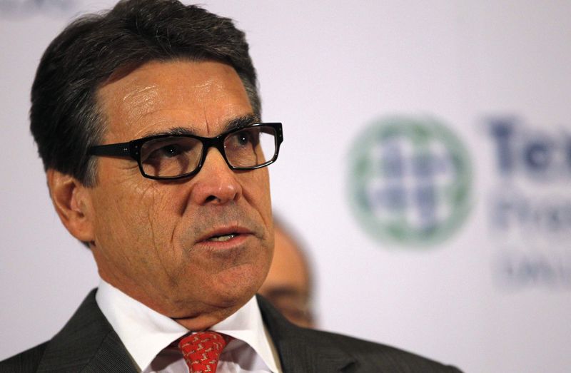 © Reuters. File of Texas Governor Perry speaking at a media conference at Texas Health Presbyterian Hospital in Dallas