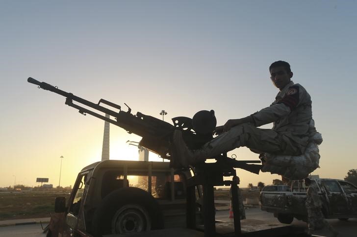 © Reuters. Militar do Exército líbio se posiciona em Benghazi