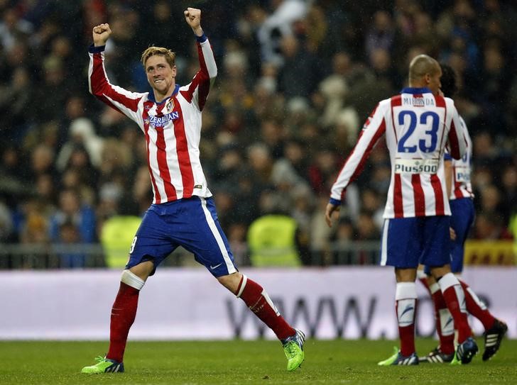 © Reuters. Atletico Madrid's Fernando Torres celebrates after scoring his second goal during their King's Cup round of 16 second leg soccer match in Madrid