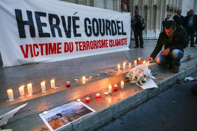 © Reuters. População presta homenagem a Hervé Gourdel, francês morto na Argélia