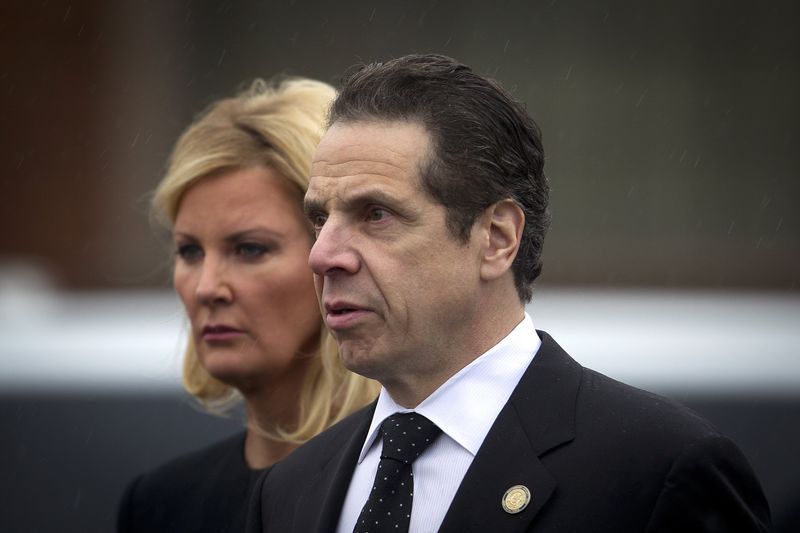 © Reuters. New York Governor Cuomo and his partner Lee depart the wake for slain New York Police Department officer Liu in the Brooklyn borough of New York