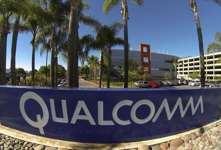 © Reuters.  A Qualcomm sign is pictured in front of one of its many buildings in San Diego, California