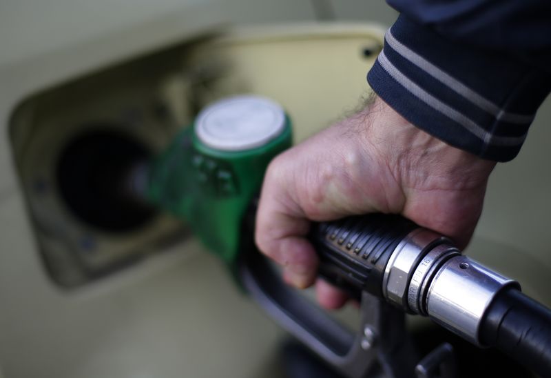 © Reuters. A man fills up his car at a petrol station in Rome