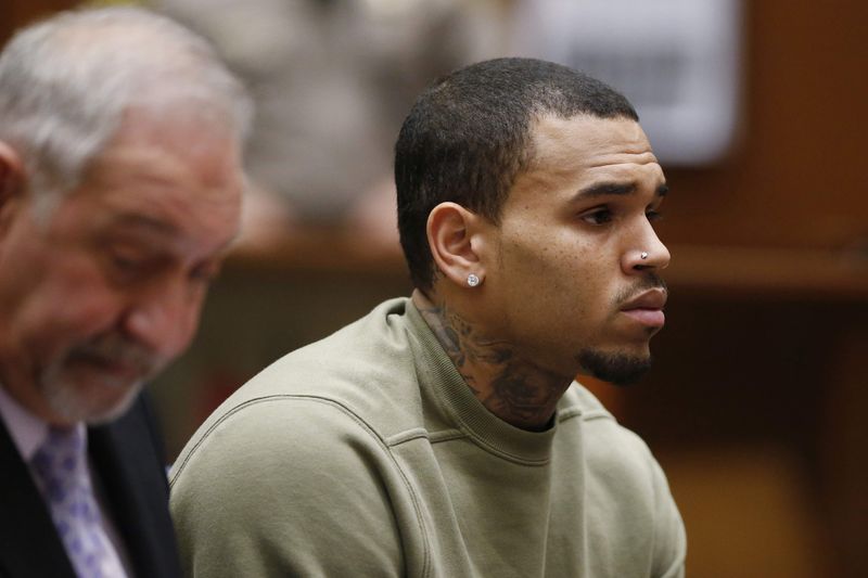 © Reuters. Singer Chris Brown, who pleaded guilty to assaulting his girlfriend Rihanna, appears in court with his lawyer Mark Geragos for a progress hearing, in Los Angeles