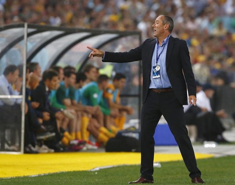 © Reuters. Oman's soccer coach Le Guen gestures at the side line during their World Cup qualifying soccer match against Australia in Sydney